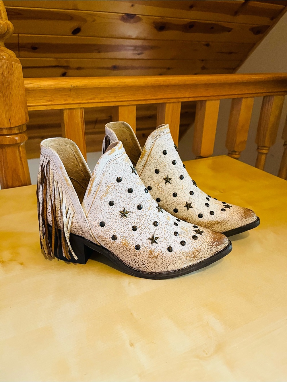 Circle G Women's Star Studded Fringe White Leather Ankle Booties Size 7.5 NWOT